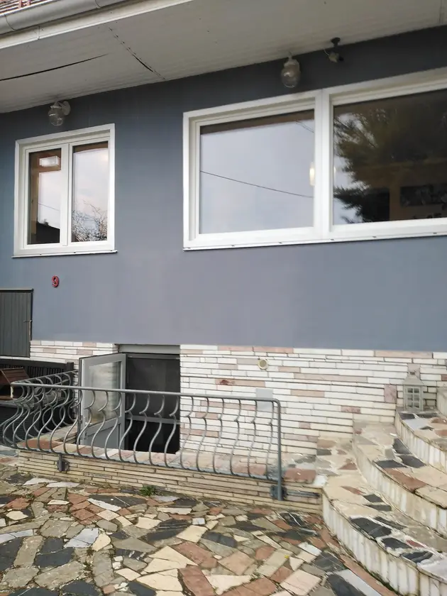 Elkészült homlokzati nyílászárók