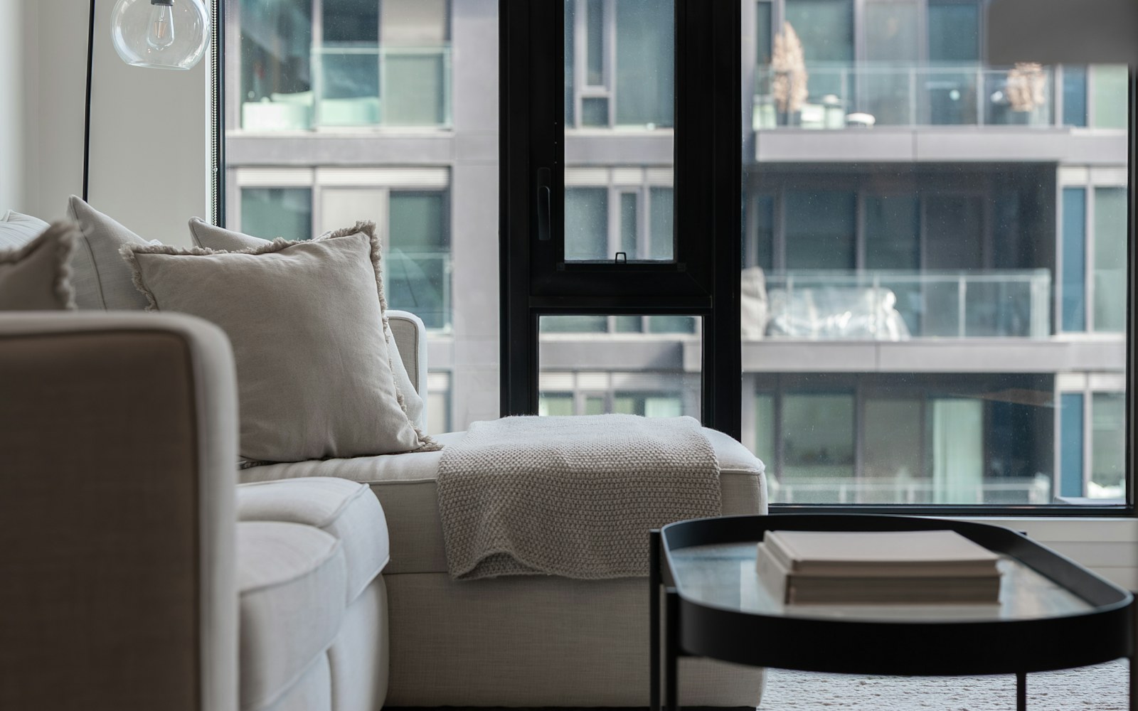 Modern fekete keretes ablak a Realtherm Elegant bemutatásához